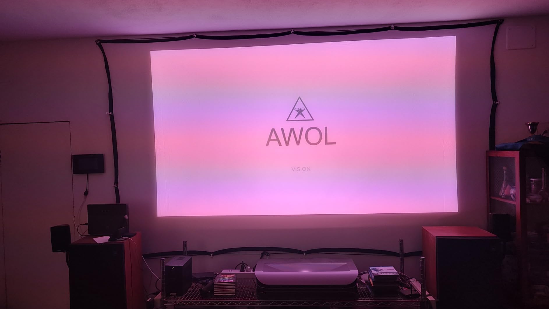 AWOL VISION LTV-2500: 4K RGB Ultrakurzdistanz Laser-TV