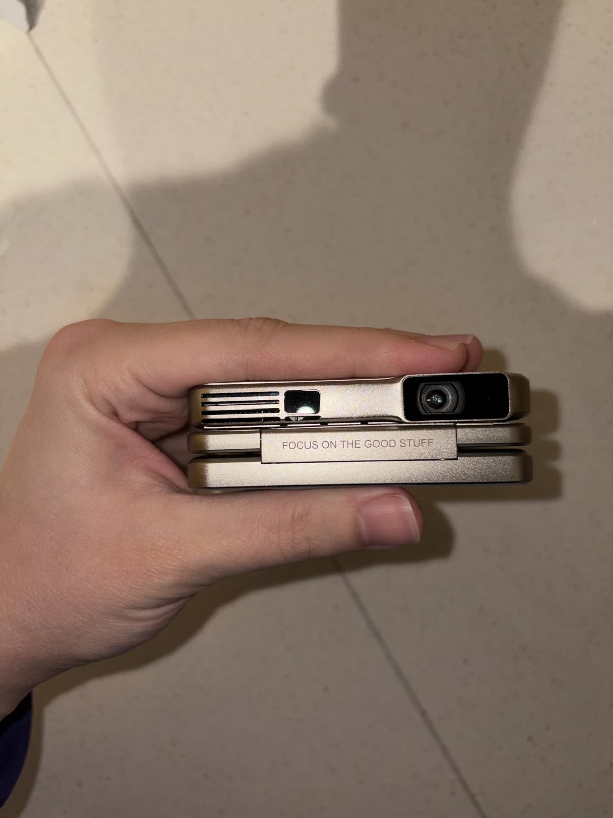 Aurzen Zip Tri-Fold Mini Beamer: Kino für unterwegs