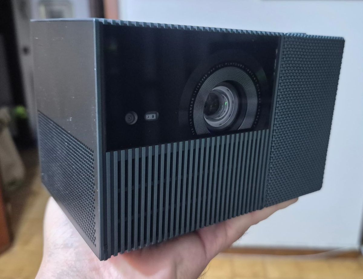 Découvrez le TCL Projector PlayCube : votre cinéma nomade