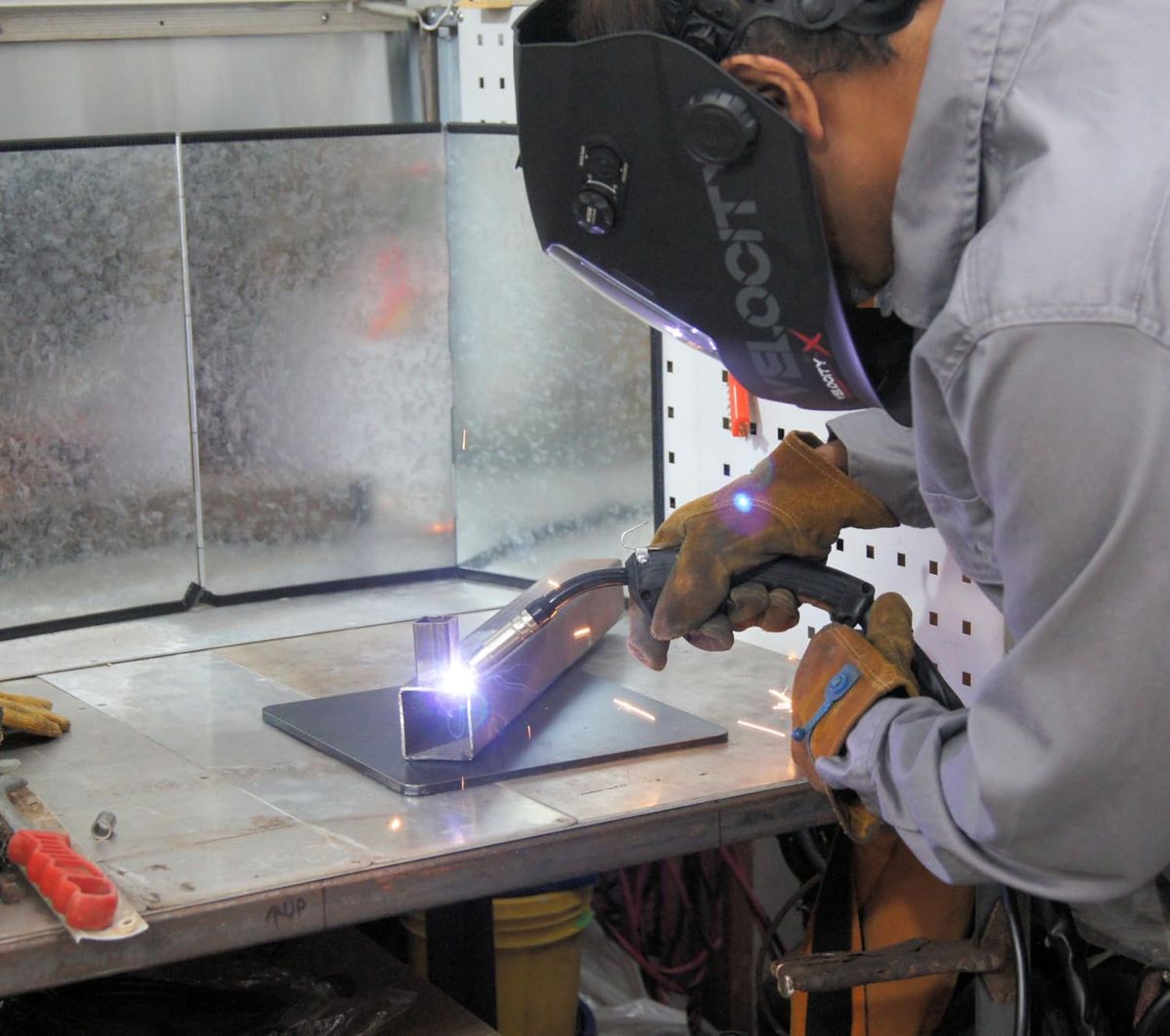 ARCCAPTAIN Intelligent Welding Helmet: 4.6" Large Viewing Screen & True Color