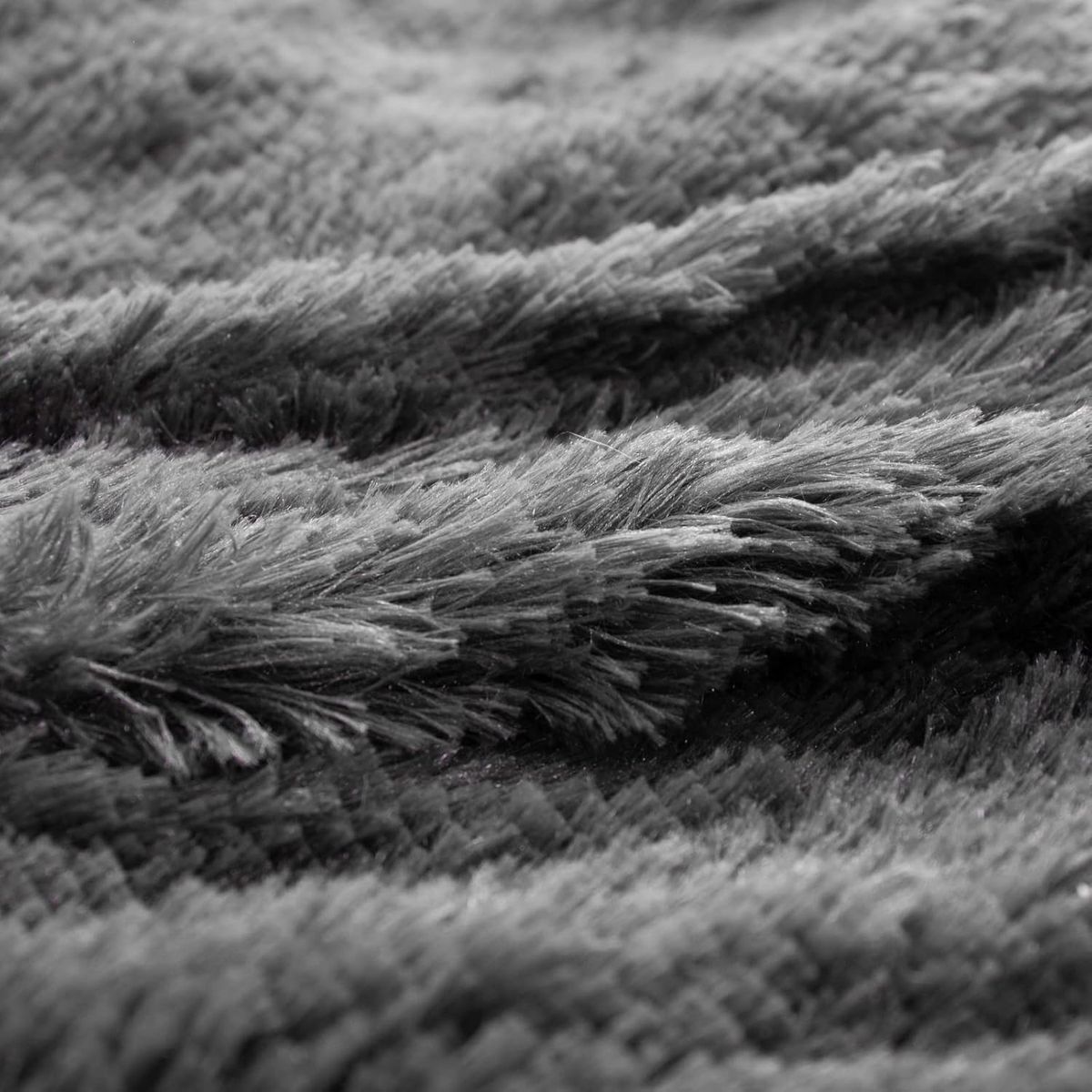 YUSOKI Faux Fur Queen Blanket – Cozy Luxury You'll Love